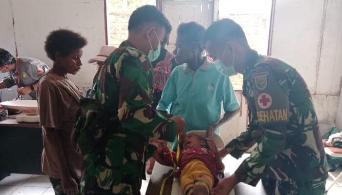 Satgas Yonif141/AYJP berkolaborasi dengan Puskesmas, Membantu masyakarat dengan pelayanan Kesehatan terpadu.