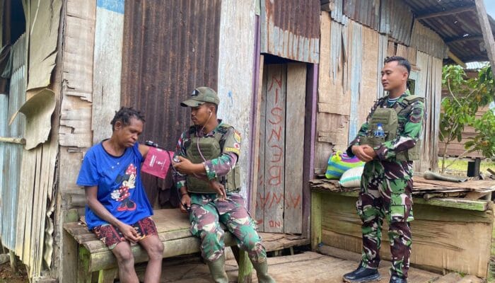 Pengabdian Tanpa Batas: Satgas Yonif 144/JY Hadirkan Layanan Kesehatan Keliling”
