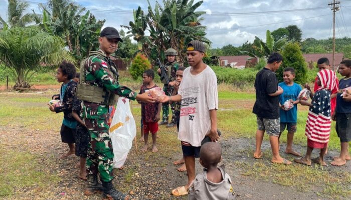 Berbagi Penuh Kasih, Satgas Yonif 144/JY Laksanakan Kegiatan Bansos di Kampung Perbatasan